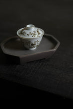 Load image into Gallery viewer, Tongxinshe Teahouse Recommends: Purple Clay Octagonal Four-legged Tea Boat – The Quiet Stability Hiding in the Tea Setting
