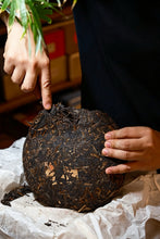 Load image into Gallery viewer, Tongxin She Tea House Exclusive Release | 1999 Yiwu Zheng Mountain Aged Raw Pu'er Tea, Hand-Signed Version by Master Du Qiongzhi