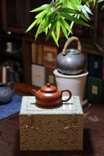 Load image into Gallery viewer, The Zen-like Elegance in Tongxin She Teahouse: Master Hui Xiangyun's "Heart Sutra Pot"