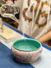 Load image into Gallery viewer, "enamel-colored tea washing bowl" from Jingdezhen. It is 16.5 cm in diameter and 8 cm in height, with a capacity of 1000 cc.