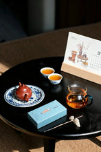 Load image into Gallery viewer, Tea as a Pilgrimage: Tongxin She Presents Kuanlu "Xuanzang's Journey to the West · Cyan-Blue Edition" Cliff Cinnamon 唐玄奘西行·青蓝版