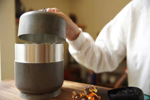 Load image into Gallery viewer, Tongxin She Teahouse: Encountering the Ancient Charm and Tea Aroma of JIELAN Tea Tin