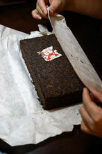 Load image into Gallery viewer, Tongxin‑She Collection | 1999 Bishengxiang Custom‑made 1kg White‑paper Ripe Puerh Brick