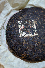 Load image into Gallery viewer, A 1998 China Tea Spring Tip: Savoring 27 Years of Aged Fragrance at Tongxinshe Teahouse珍藏品