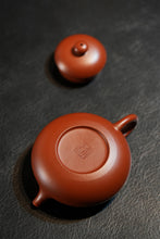 Load image into Gallery viewer, Curated by Tongxinshe Teahouse | Mini Chunquan Teapot: Timeless Antique Beauty Beyond Expectation‼️
"Aili · Chunquantang Mark" | 100ml Raw Ore Da Hong Pao Red Clay
Fully Handmade Antique Recreation by Master Wang Yajun