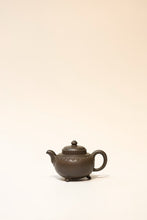 Load image into Gallery viewer, Tongxin She Tea House Collection | Cloud Shoulder Ruyi Teapot · 100cc · Fully Handcrafted in Treasured Sharkskin Green Clay (Master Hui Yisa)