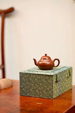 Load image into Gallery viewer, Fully handmade "Old Zhu Ni Small Flat Pear Purple Clay Pot" with a capacity of 110ml.
