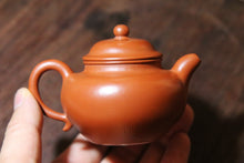 Load image into Gallery viewer, Tongxinshe Tea House cooperates with Mr. Xu Linfeng, a national arts and crafts artist, to bring you 3 fully handmade Zhou Pi Zhu Ni small purple clay teapots with a capacity of 110ml.