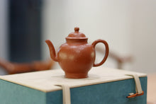 Load image into Gallery viewer, The Tongxin She Teahouse's treasured teapot: Master Ye Xiangkun's handmade pear skin zhu clay small coal mine teapot.