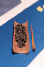 Load image into Gallery viewer, "Niu Lan Keng Qi Zhong" handmade by Mr. Wang Guoxing, the inheritor of the production skills of Wuyi Rock Tea (Da Hong Pao), the first batch of national intangible cultural heritage in Wuyishan City. Each can has Mr. Wang Guoxing's signature, which is of