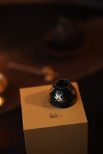 Load image into Gallery viewer, Tongxinshe Teahouse Recommendation: Ink Rhythm Golden Bamboo Faceted Cup – Black Jade Holds the Fragrance, Golden Bamboo Mirrors the Tea