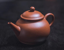 Load image into Gallery viewer, Guava purple clay teapot/100cc is completely handmade.