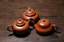 Load image into Gallery viewer, Tongxinshe Tea House cooperates with Mr. Xu Linfeng, a national arts and crafts artist, to bring you 3 fully handmade Zhou Pi Zhu Ni small purple clay teapots with a capacity of 110ml.