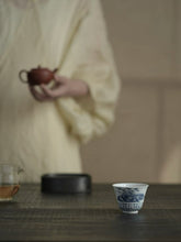 Load image into Gallery viewer, Tongxin She Fine Wares|Handcrafted Blue-and-White “Mountain Study” Master Cup from Jingdezhen