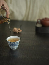 Load image into Gallery viewer, Tongxin She Fine Wares|Handcrafted Blue-and-White “Mountain Study” Master Cup from Jingdezhen
