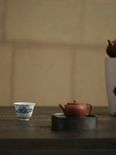 Load image into Gallery viewer, Tongxin She Fine Wares|Handcrafted Blue-and-White “Mountain Study” Master Cup from Jingdezhen