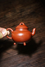 Load image into Gallery viewer, Tripod Gong Ju teapot, handmade/100cc