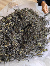 Load image into Gallery viewer, Guafengzhai Tea King Tree Ancient Tree Shengpusan 2017