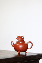 Load image into Gallery viewer, Tripod Gong Ju teapot, handmade/100cc