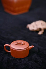 Load image into Gallery viewer, Purple clay teapot "Red Jiang Po Ni/Thin Tire Hanwa Pot, Seiko thin tire, combined with modern aesthetics, simple but not simple, full of details
