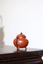 Load image into Gallery viewer, Tripod Gong Ju teapot, handmade/100cc