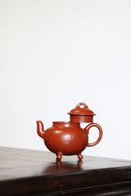 Load image into Gallery viewer, Tripod Gong Ju teapot, handmade/100cc