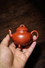 Load image into Gallery viewer, Tripod Gong Ju teapot, handmade/100cc