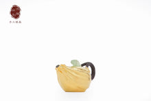 Load image into Gallery viewer, 9999 gilt "bergamot" sterling silver teapot, which comes from the century-old teapot maker "Hongji Treasure".