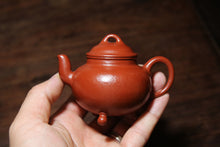 Load image into Gallery viewer, Tripod Gong Ju teapot, handmade/100cc