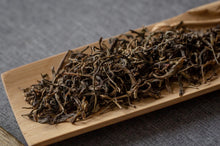 Load image into Gallery viewer, Guafengzhai Tea King Tree Ancient Tree Shengpusan 2017