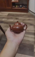 Load and play video in Gallery viewer, Fully handmade "Old Zhu Ni Small Flat Pear Purple Clay Pot" with a capacity of 110ml.