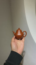 Load and play video in Gallery viewer, Jiangsu Guanyu 2022 Autumn Auction "Qinxin·Six Square Pear Shape" Teapot