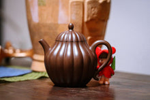 Load image into Gallery viewer, Rib-patterned pear-shaped purple clay teapot