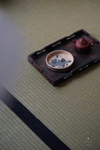 Load image into Gallery viewer, Lion pattern Hu Cheng/Hand-painted antique blue and white Hu Cheng 12.4cm in diameter and 2.5cm in height