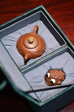 Load image into Gallery viewer, Jianxigongchun Set Zisha Pot/陈真,见喜供春套组·全手工 制作。