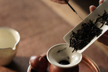 Load image into Gallery viewer, Double-sided hand-painted tea funnel with hand-made ceramic lid/盖置