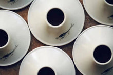 Load image into Gallery viewer, Double-sided hand-painted tea funnel with hand-made ceramic lid/盖置