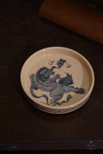 Load image into Gallery viewer, Lion pattern Hu Cheng/Hand-painted antique blue and white Hu Cheng 12.4cm in diameter and 2.5cm in height