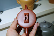 Load image into Gallery viewer, Purple clay teapot "Red Jiang Po Ni/Thin Tire Hanwa Pot, Seiko thin tire, combined with modern aesthetics, simple but not simple, full of details