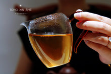 Load image into Gallery viewer, 2019 Old Banzhang Ancient Tree Pu'er Sheng easy