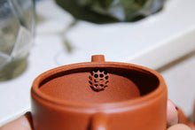 Load image into Gallery viewer, Purple clay teapot "Red Jiang Po Ni/Thin Tire Hanwa Pot, Seiko thin tire, combined with modern aesthetics, simple but not simple, full of details