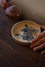 Load image into Gallery viewer, Lion pattern Hu Cheng/Hand-painted antique blue and white Hu Cheng 12.4cm in diameter and 2.5cm in height