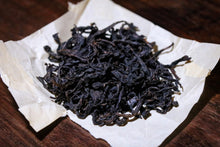 Load image into Gallery viewer, Tongxinshe Teahouse collects old rock tea。