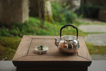 Load image into Gallery viewer, 9999 Sterling Silver Seiko Treasure "Hammer Pattern Luan Phoenix Mouth Ruyi Flower Cloud Shoulder Pattern Silver Pot"/鸾凤嘴云肩纹银壶