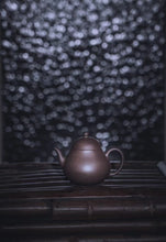 Load image into Gallery viewer, 何以寄相思 唯有匏瓜壶(Yixing purple mud gourd pot)