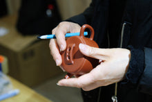 Load image into Gallery viewer, Purple clay teapot "Red Jiang Po Ni/Thin Tire Hanwa Pot, Seiko thin tire, combined with modern aesthetics, simple but not simple, full of details