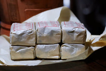 Load image into Gallery viewer, Tongxinshe Teahouse collects old rock tea。