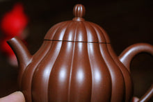 Load image into Gallery viewer, Rib-patterned pear-shaped purple clay teapot