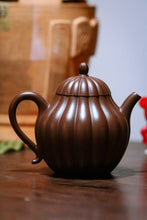 Load image into Gallery viewer, Rib-patterned pear-shaped purple clay teapot