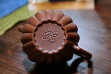 Load image into Gallery viewer, Rib-patterned pear-shaped purple clay teapot